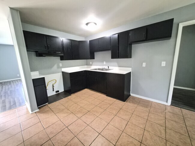 Building Photo - 3921 Malibu Dr