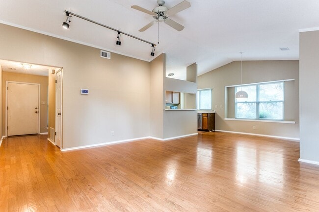 Building Photo - 4-BEDROOM IN BLOSSOM PARK