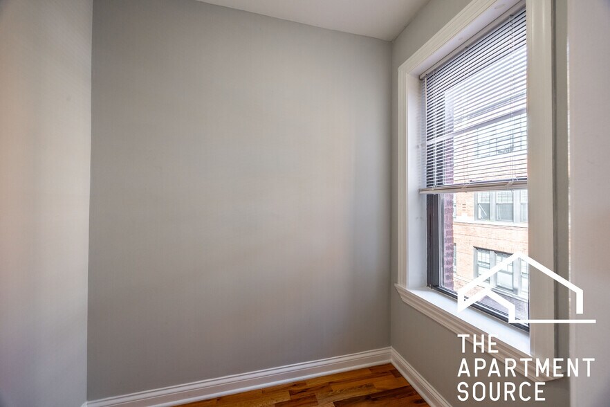 Building Photo - 4418 N Wolcott Ave