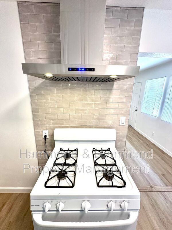 Building Photo - 5854 Tujunga Ave