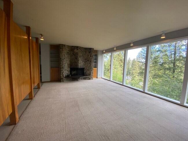 Building Photo - Unique View Property 3 bed, 3 bath located...