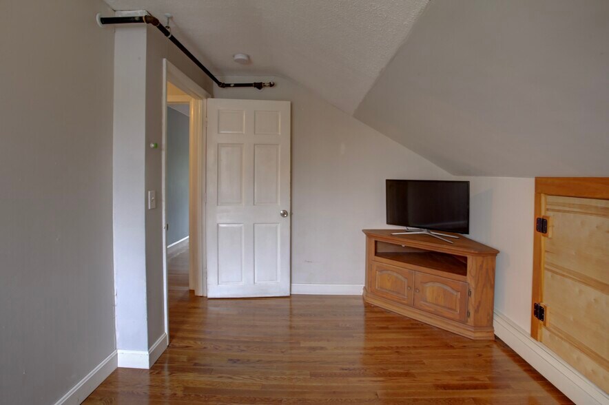 Building Photo - 9 Cornell St