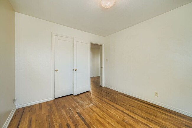 Building Photo - 515 W San Miguel St