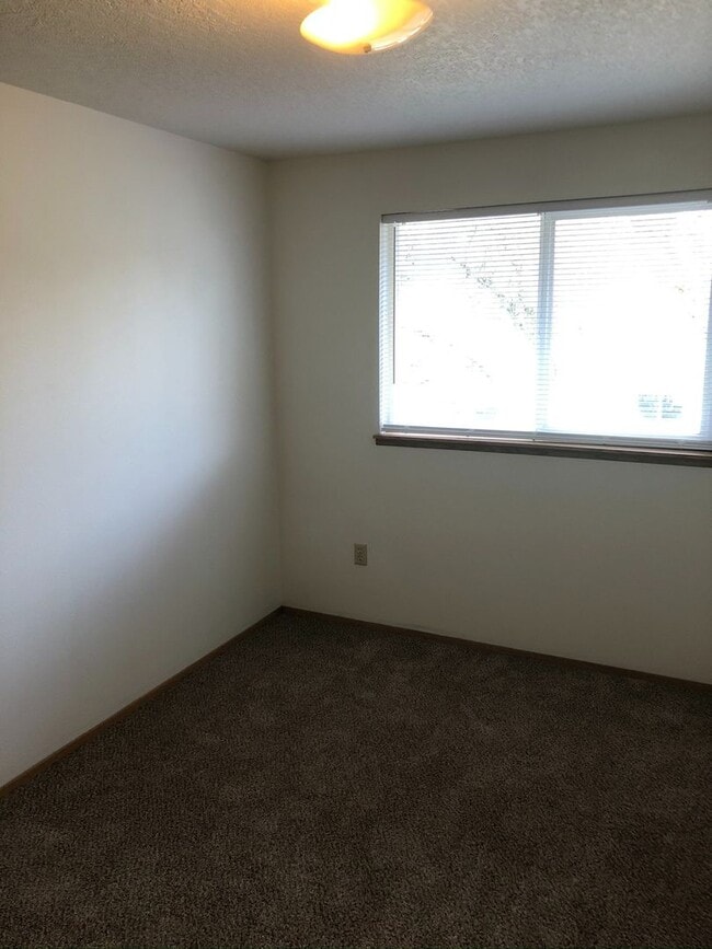 Building Photo - Nice 3 Bedroom, 1.5 Bath Duplex Near Linfield
