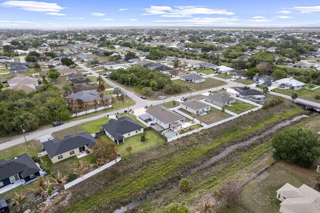 Building Photo - 681 SW Millard Dr