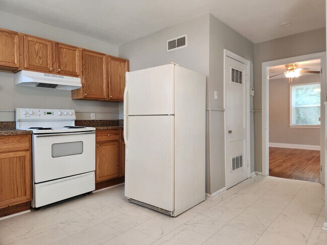 Building Photo - Charming 2 Bedroom 1 Bathroom home near Th...