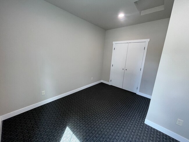 Building Photo - 133 S Prairie Ave