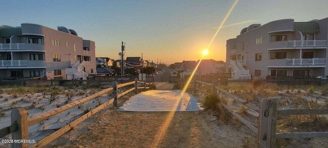 Building Photo - 2108 S Ocean Ave