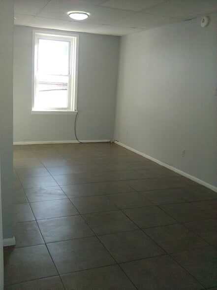 Building Photo - 594 Roosevelt Ave