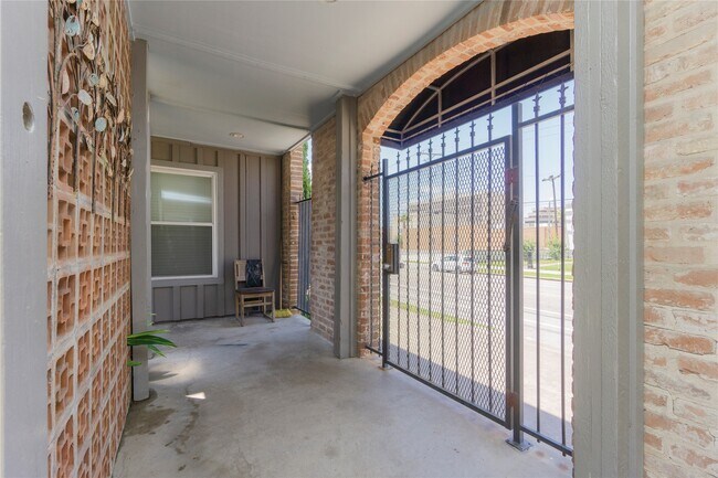 Building Photo - 600 19th St