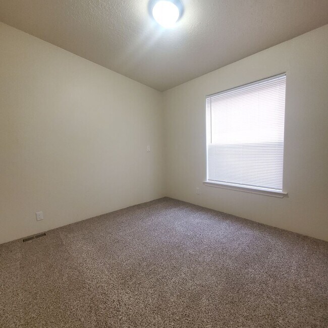 Building Photo - Newly Renovated Pet Friendly 3 Bed / 2 Bat...