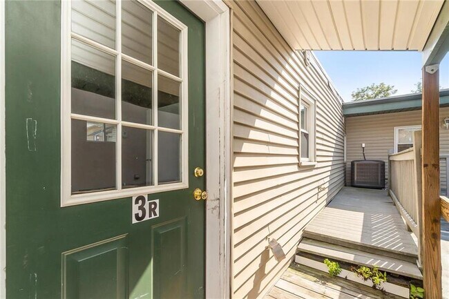 Building Photo - 427 Front St