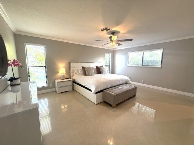 Building Photo - 3250 Lakeview Blvd