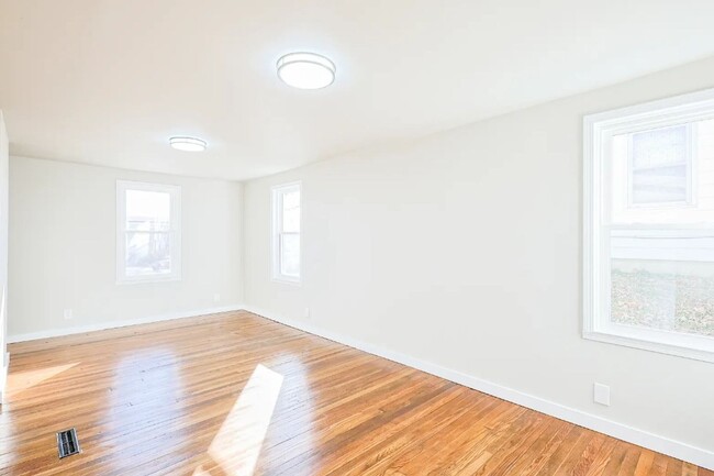 Building Photo - 3713 Woodlawn Terrace