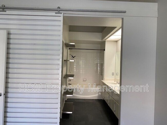 Building Photo - 25133 Via Azul
