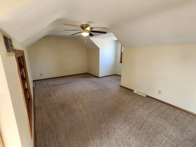 Building Photo - 3 Bedroom 2 Bath House in Rock Island