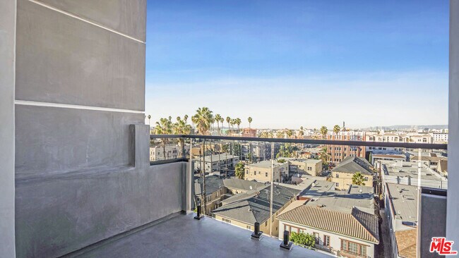 Building Photo - 846 S Mariposa Ave