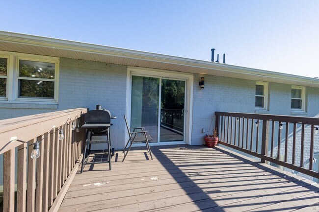 Building Photo - Amazing 5 BR/3 BA Single-Family Home in Te...