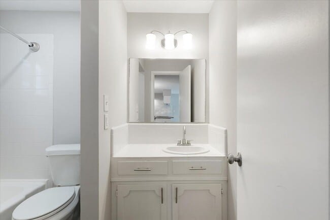 Building Photo - 1016 E 7th St