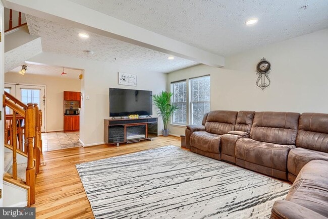 Building Photo - 10 Bluestem Ct