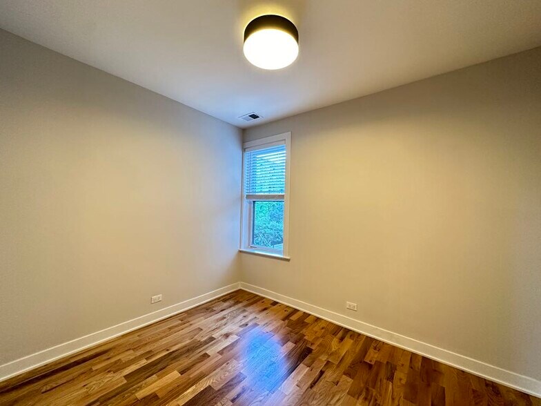 Building Photo - 659 W Wrightwood Ave