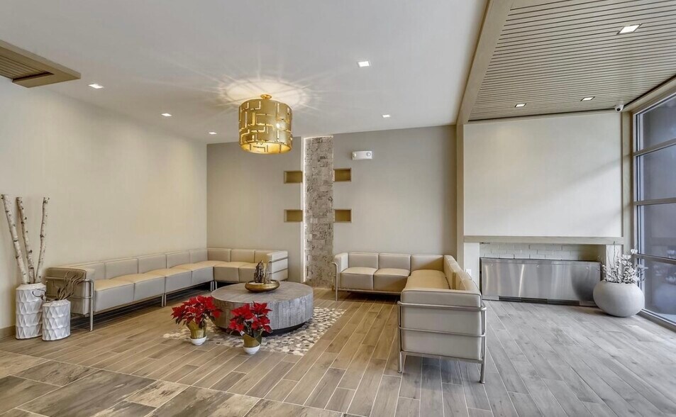 Building Photo - 4720 Chevy Chase Dr