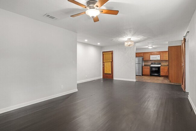 Building Photo - 207 Tonawanda Dr