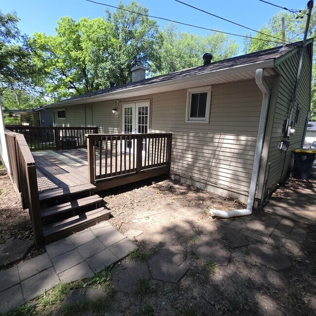 Building Photo - Spacious 4 bedrooms and 1 bath home located on Manchester Ave in Kansas City, MO