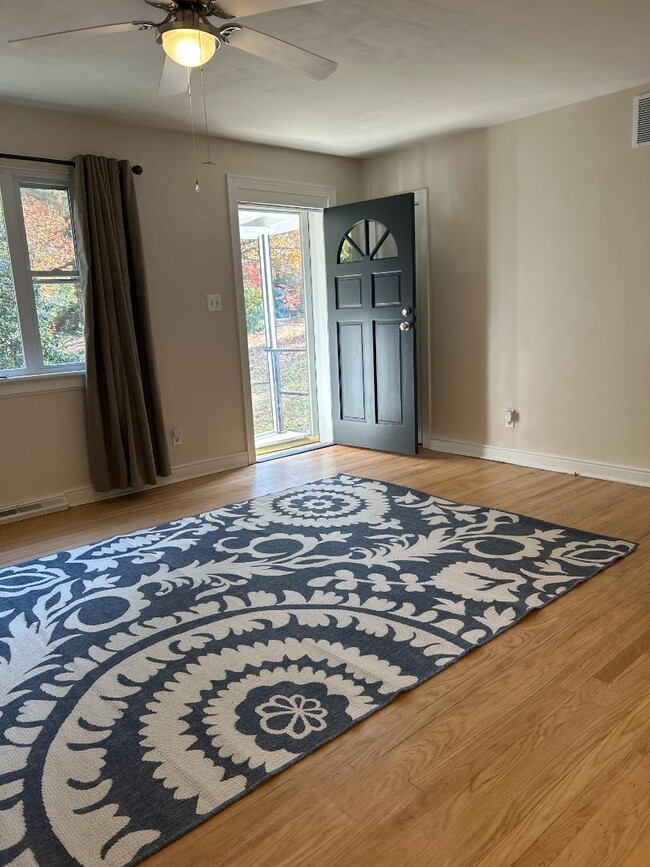 Building Photo - 1042 Peck Rd