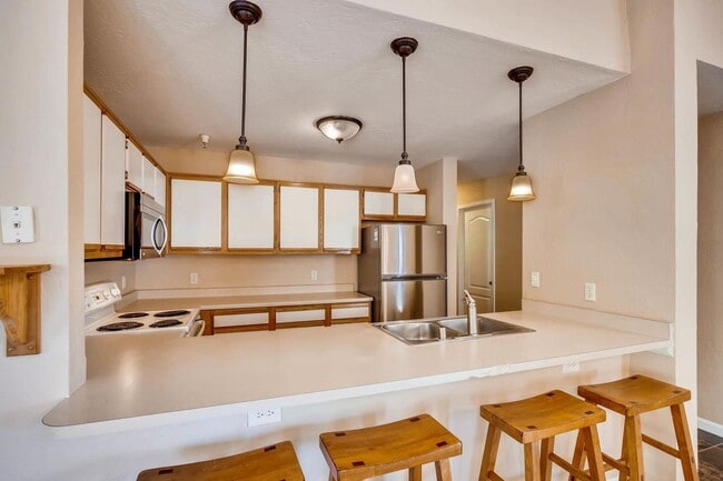 Building Photo - Heat included!  1 car garage!  Vaulted Cei...