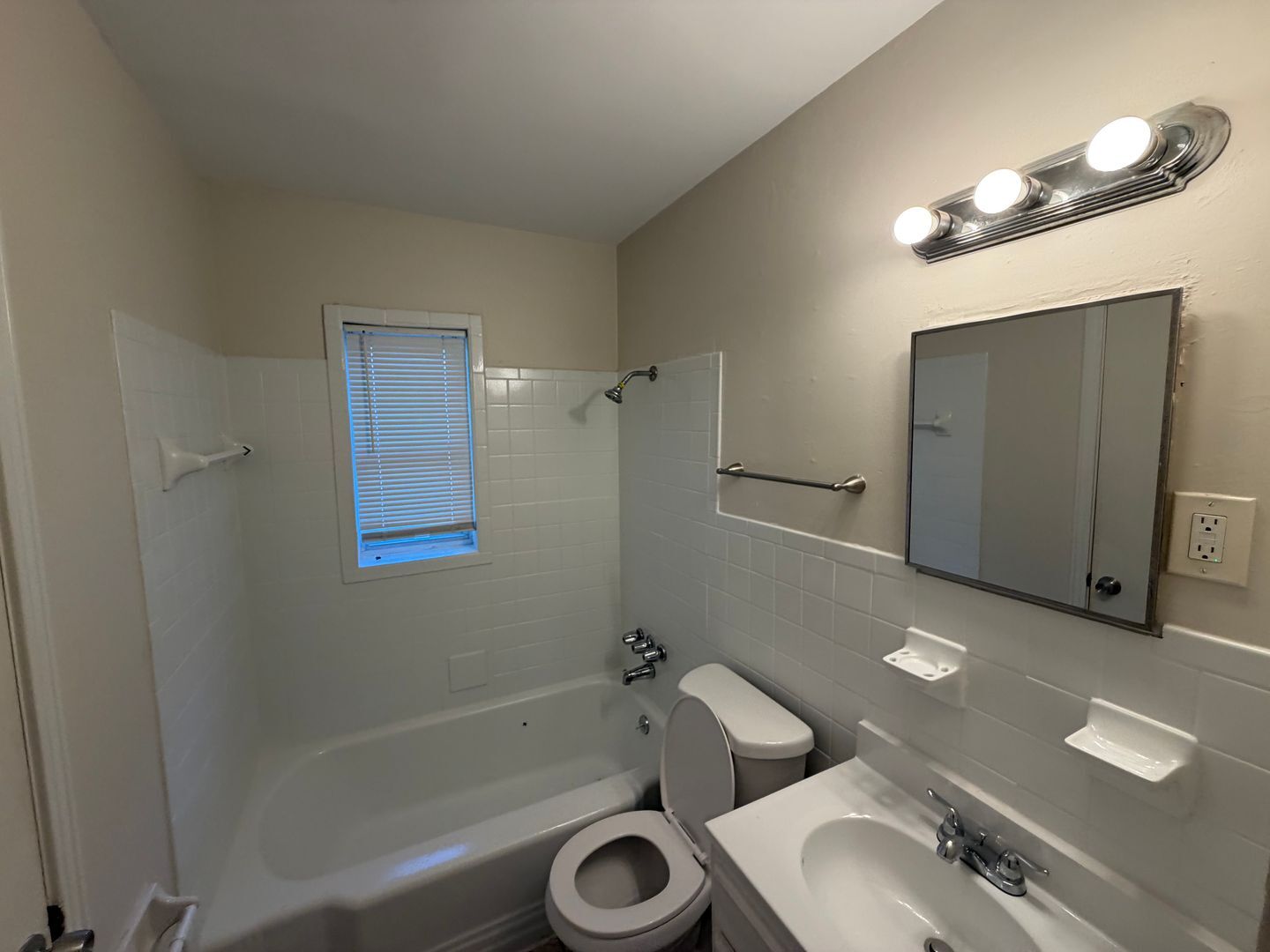 Building Photo - 3687 Windcrest Rd