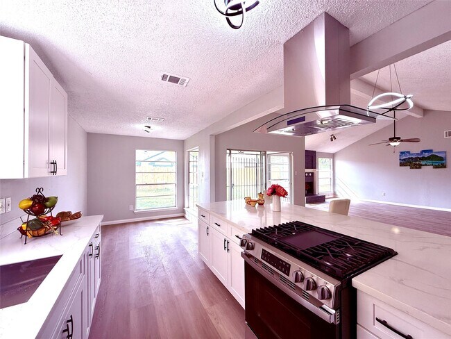 Building Photo - 12071 Plumbrook Dr