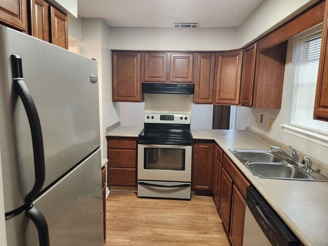 Building Photo - **Available January 1st** 3 Bedroom, 2.5 Bath Town Home