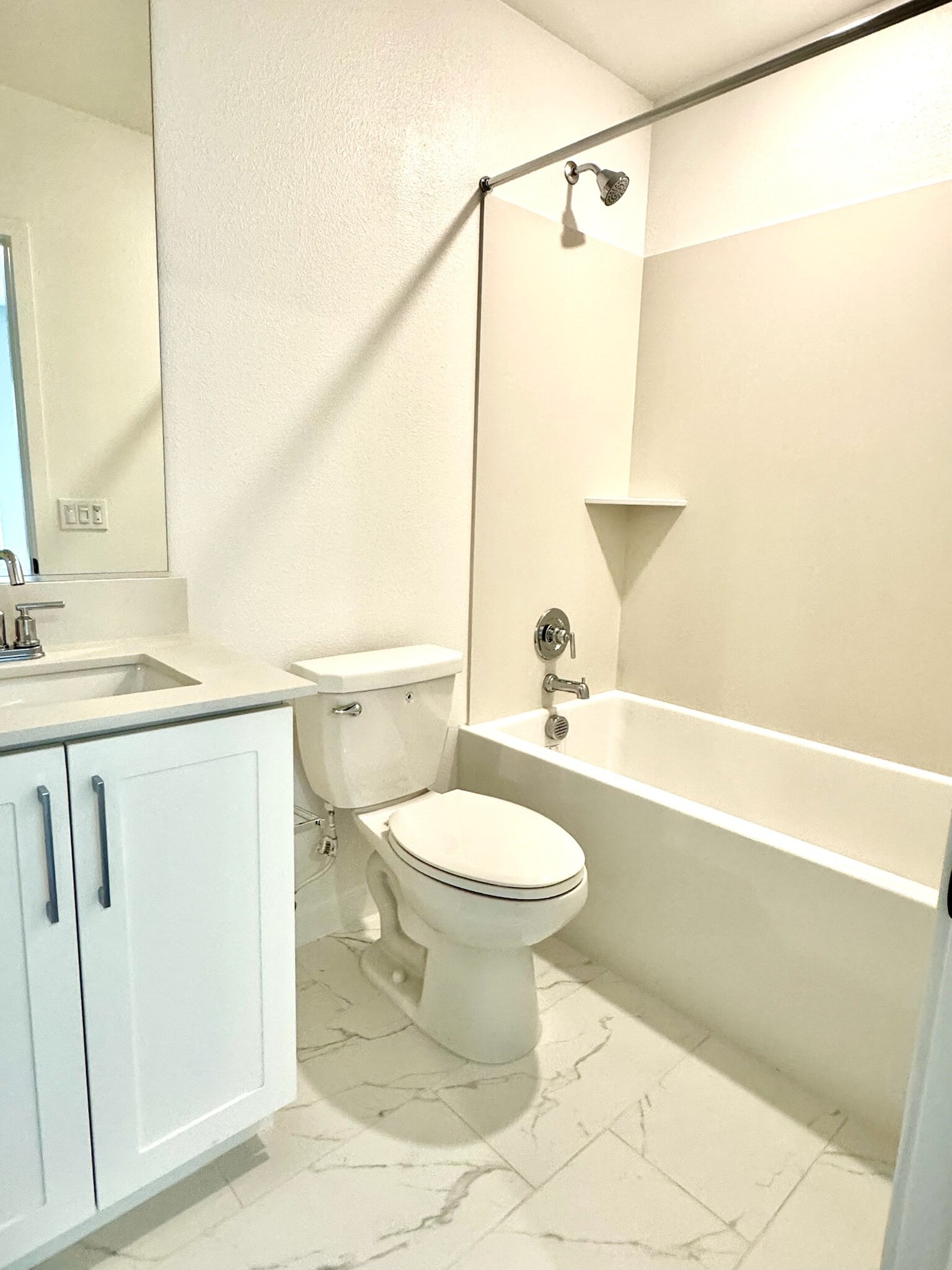 First floor bathroom. - 14350 Savannah Ct