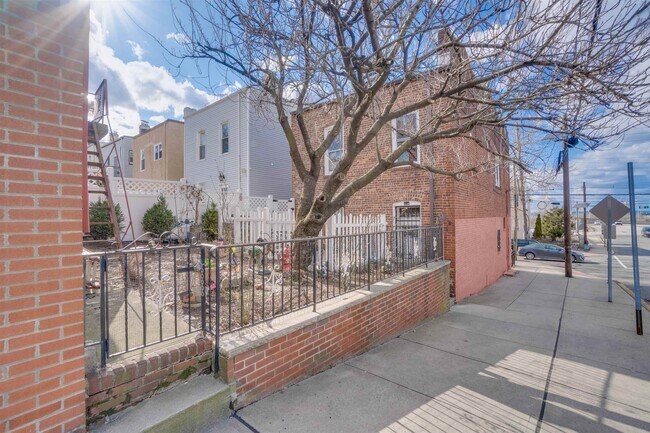 Building Photo - 678 Liberty Ave