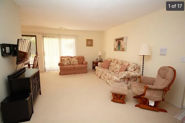 Building Photo - 402 Pinetree Ln