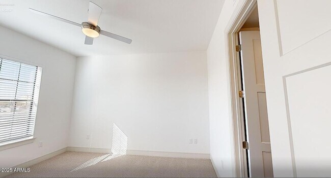 Building Photo - 98 S River Dr