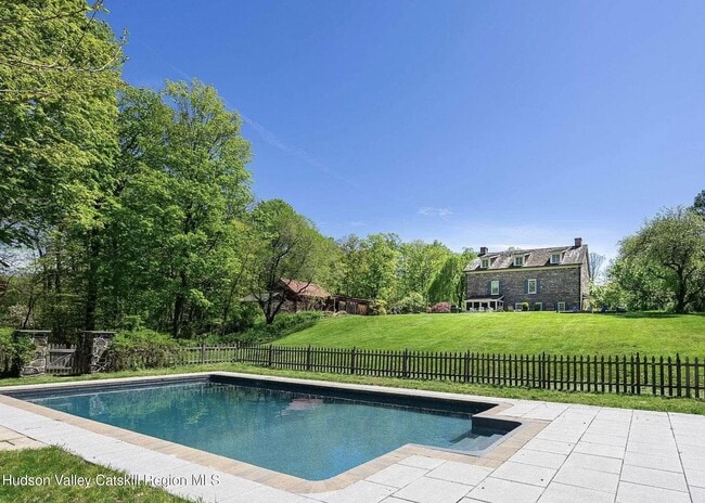 Building Photo - 48 Oak Rd