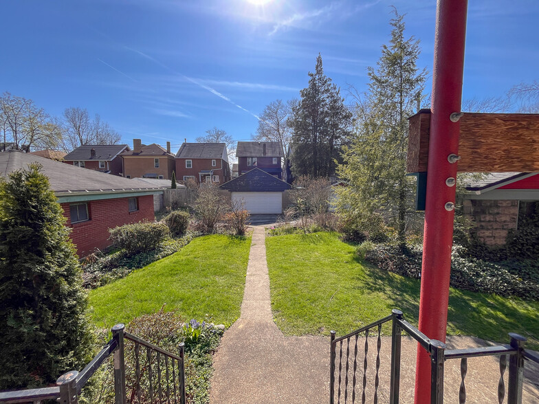 Shared Backyard - 926 Savannah Ave