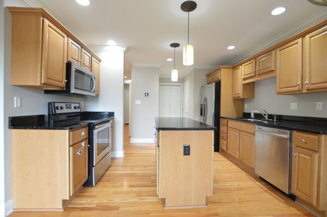 Building Photo - Premium End Unit Home!