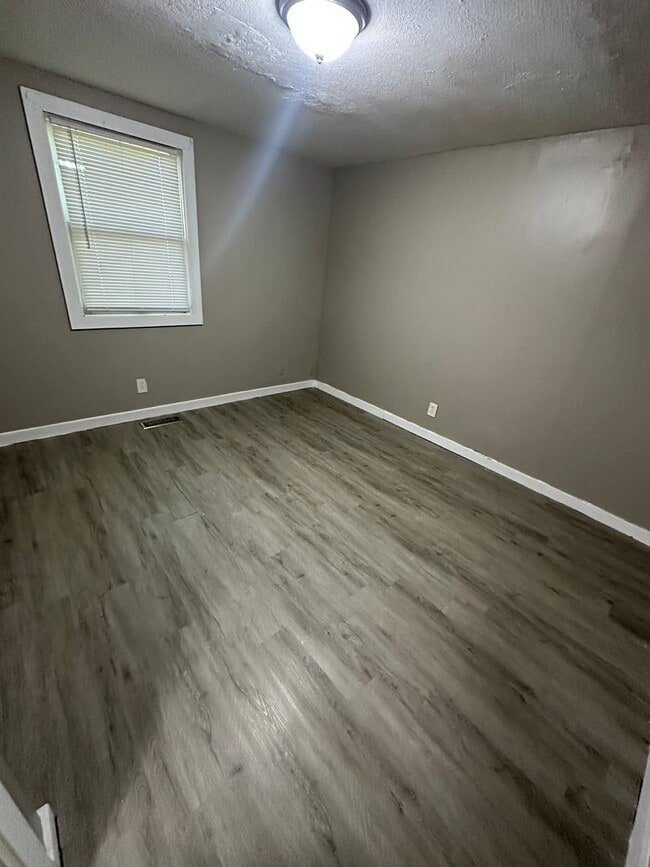 Building Photo - 3bedrooms 1 full bathroom.