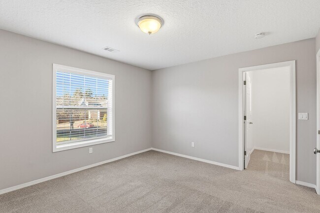 Building Photo - Bright & Modern Corner-Lot Living in Happy Valley