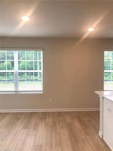 Building Photo - 1747 Mallard Dr