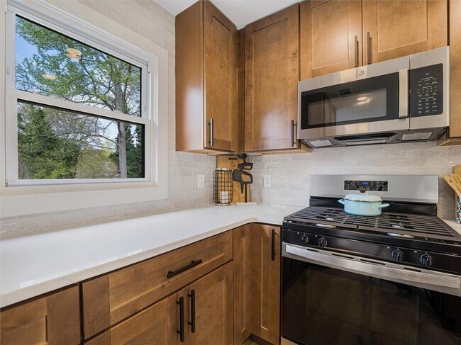 Building Photo - 960 Pine Forest Dr SW