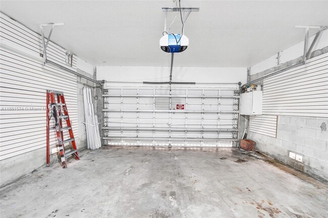 Building Photo - 3041 SW 88th Ave
