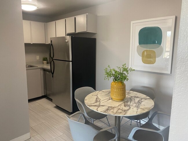 Kitchen with seperate Dining Room - Vida Apartments
