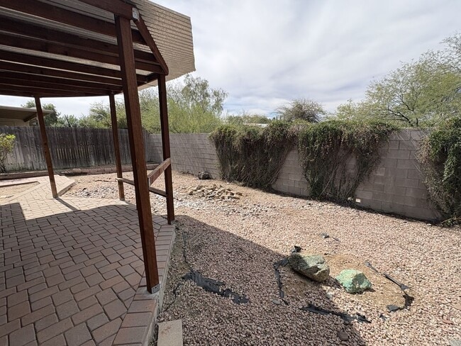 Building Photo - Eastside townhome, convenient location