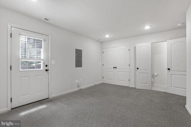 Building Photo - 2437 Drake Ln