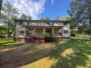 Building Photo - Renovated 3-Bedroom Ground-Floor Apartment