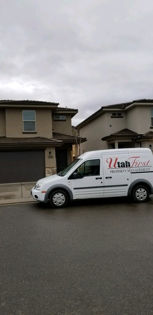 Building Photo - Town home in Little Valley Area. End Unit!!